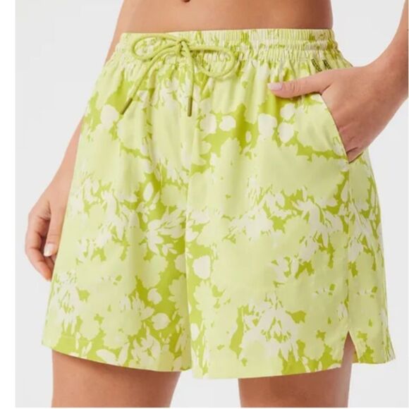 Ladies Outdoor Voices Solar Cool 5” Shorts in Hyper Green Floral Mesh Lined S - Picture 1 of 12